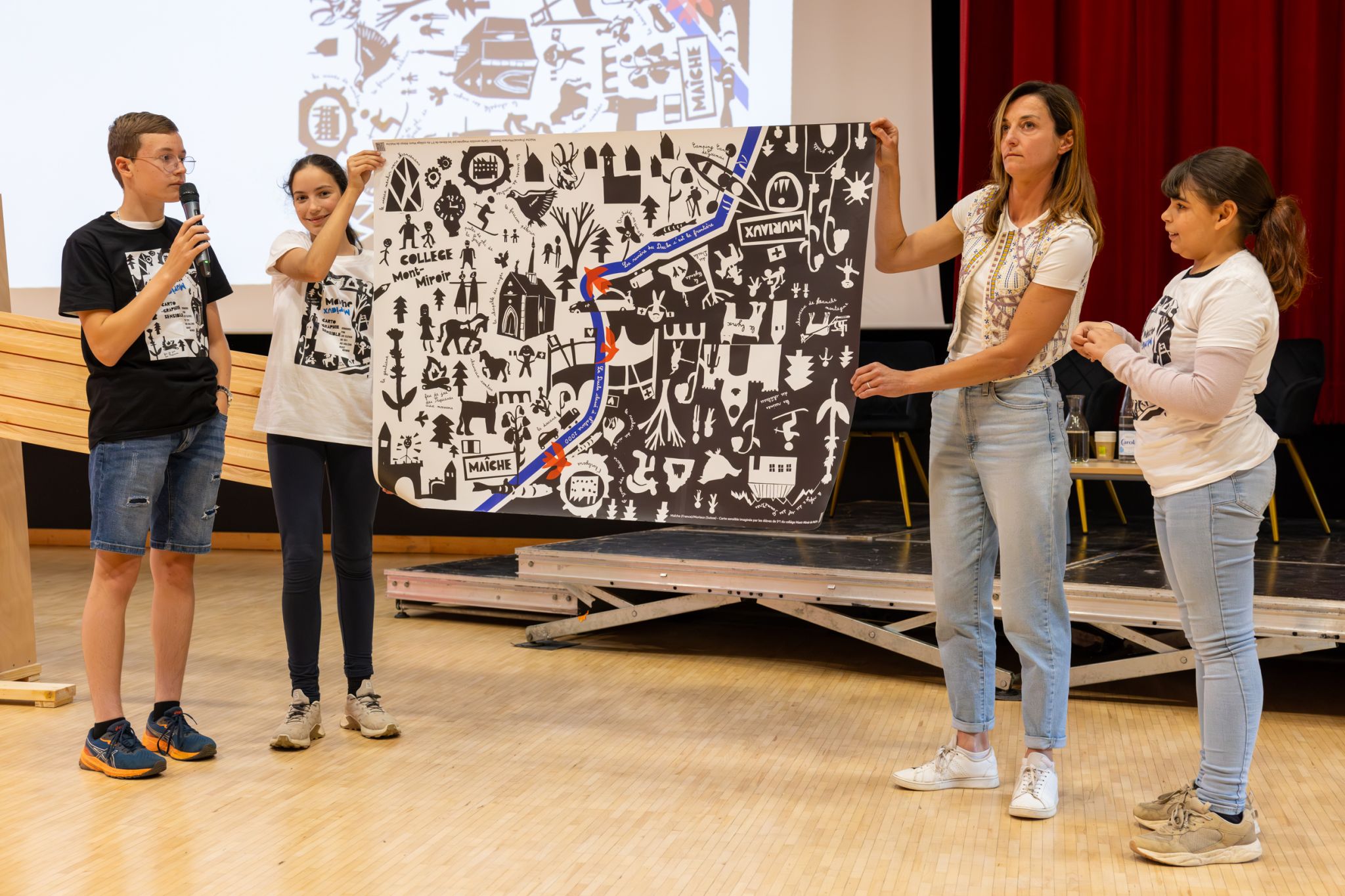 Les élèves du Collège Mont-Miroir de Maîche présentant leur cartographie sensible de la région de Maîche (F) et Muriaux (CH) 