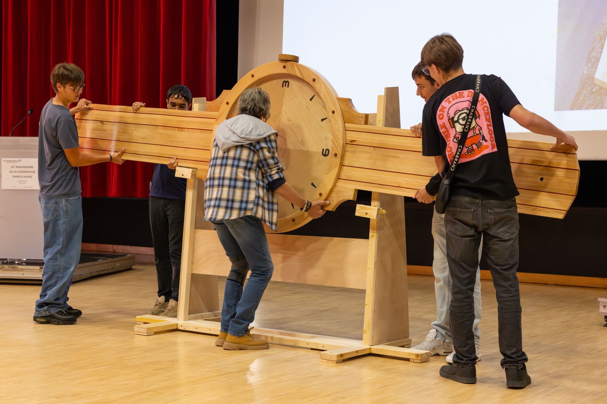 Les élèves du Lycée Jules Ferry de Delle installant leur montre géante en bois 