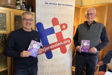 Laurent Donzé (RSF) et Christophe Lebesgue (ENJ) présentent le guide des sites nordiques de l'Arc jurassien franco-suisse - Nordic Magazine © Nordic Magazine