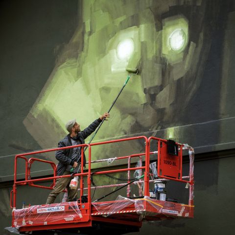 L'artiste Wes-21 réalisant sa fresque au Col-de-Roches